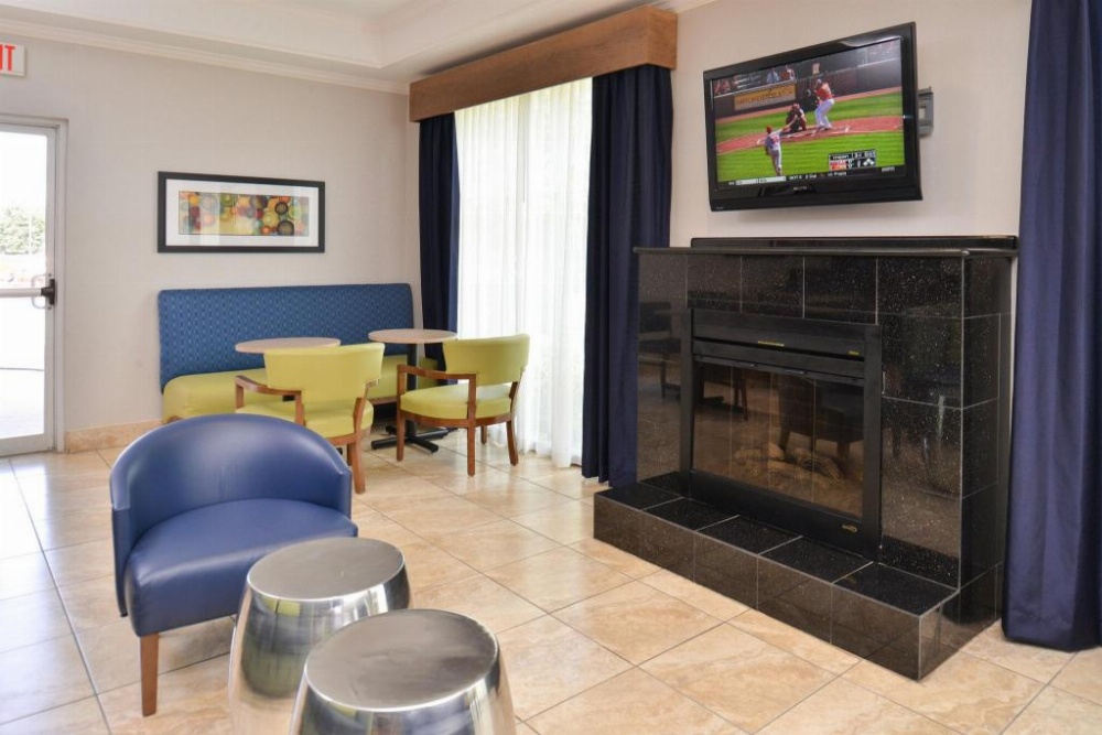 Holiday Inn Express & Suites San Antonio South Image 16