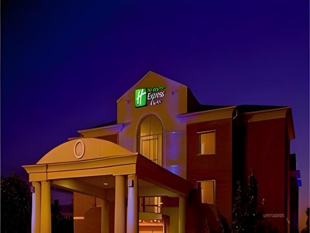 Holiday Inn Express & Suites San Antonio South Image 24