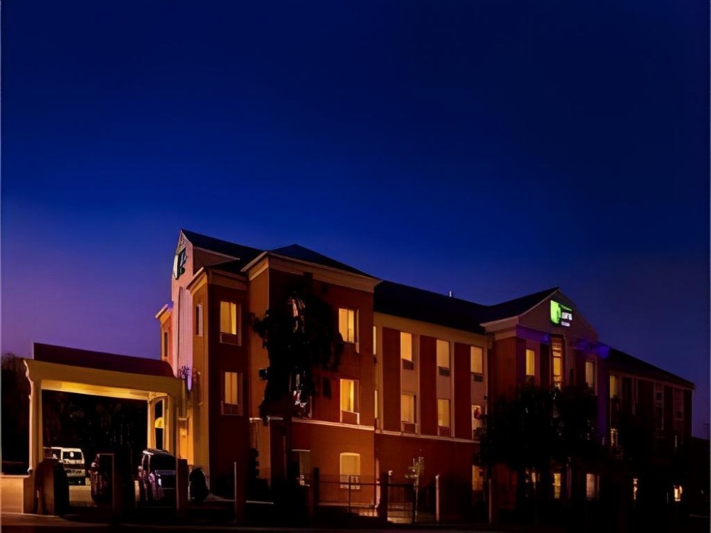 Holiday Inn Express & Suites San Antonio South Image 25