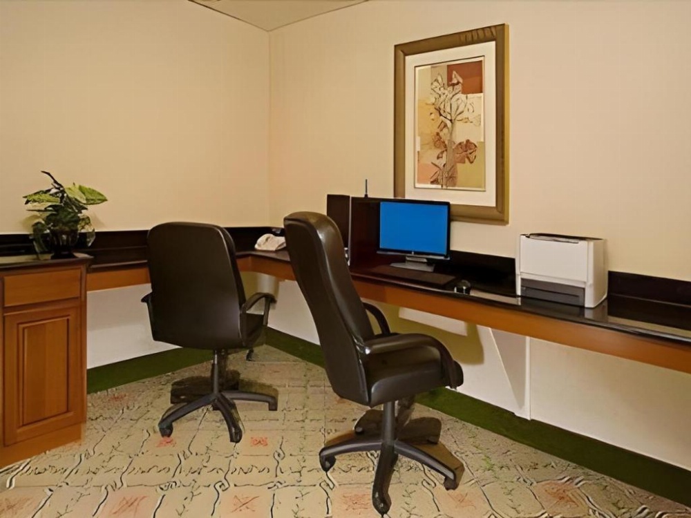 Holiday Inn Express & Suites San Antonio South Image 32